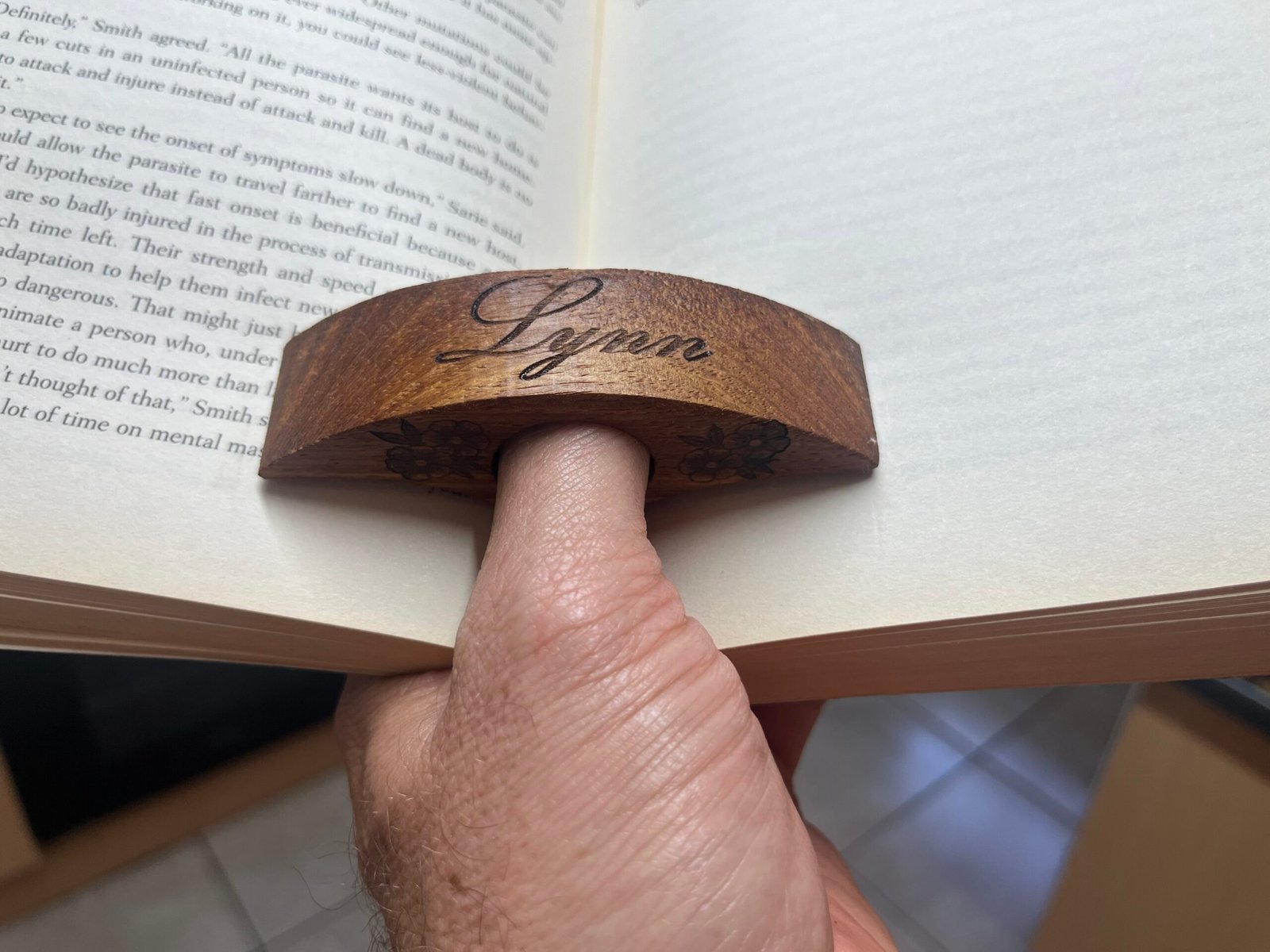Kiaat Thumb Book Reader – One-Handed Page Holder - Image 2