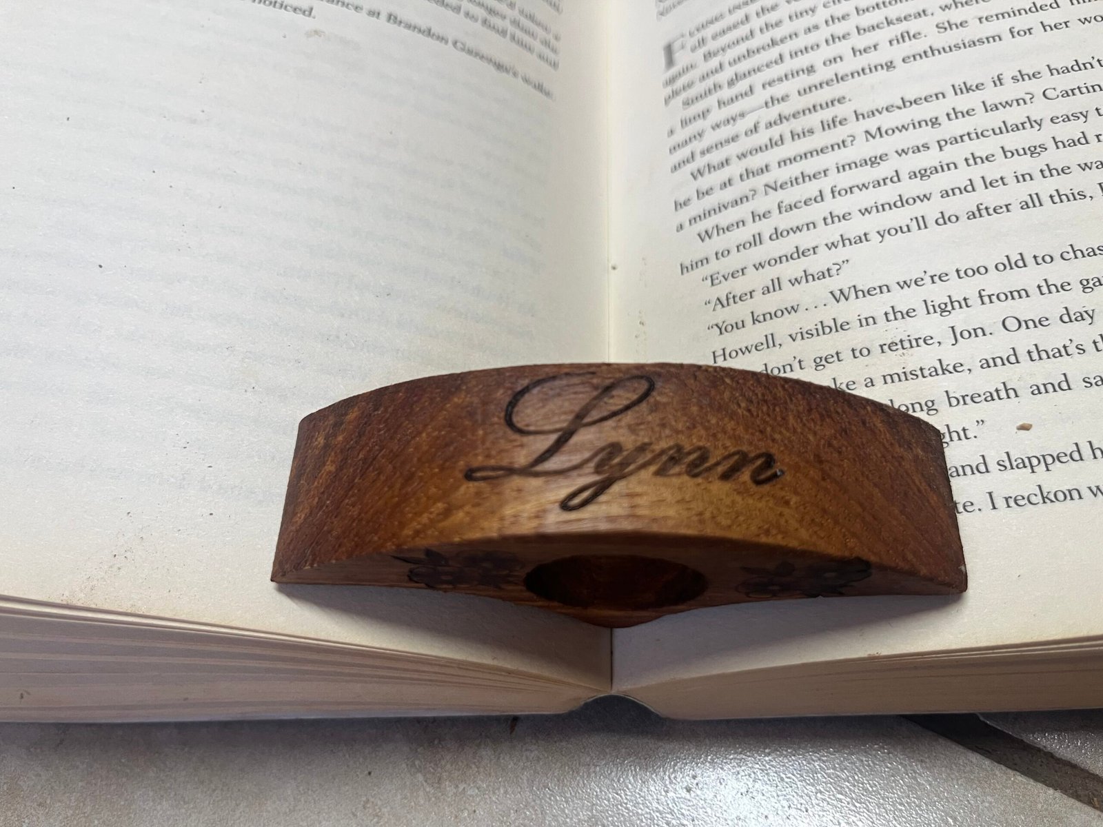 Kiaat Thumb Book Reader – One-Handed Page Holder - Image 3
