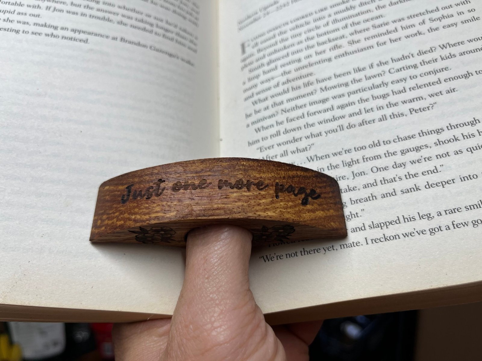Kiaat Thumb Book Reader – One-Handed Page Holder - Image 5